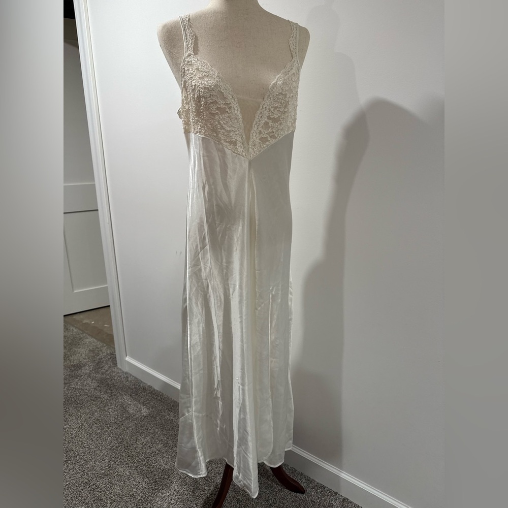 Gold label Victoria's Secret long line lingerie in ivory and lace, size large
